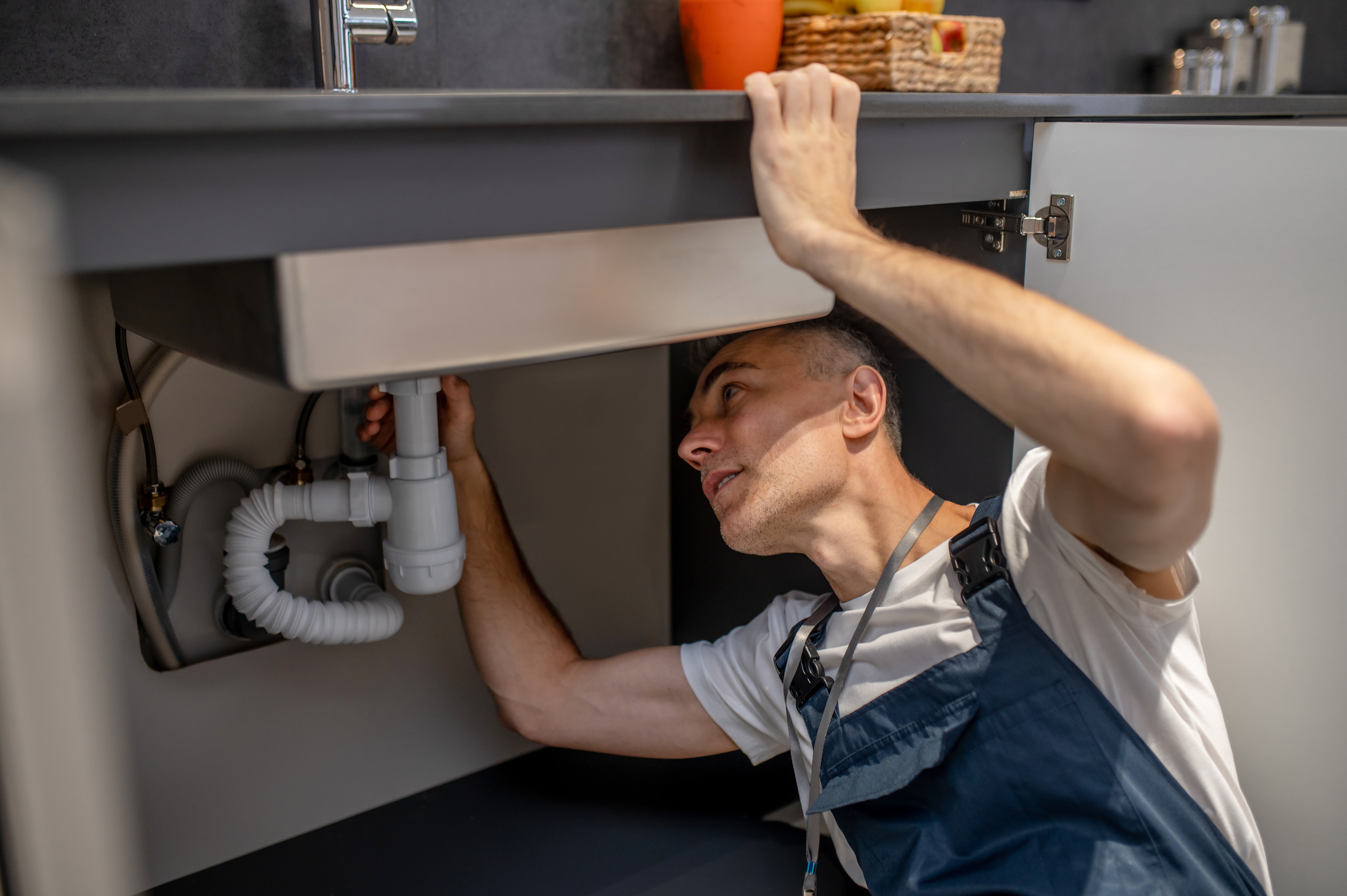 Plombier professionnel au travail