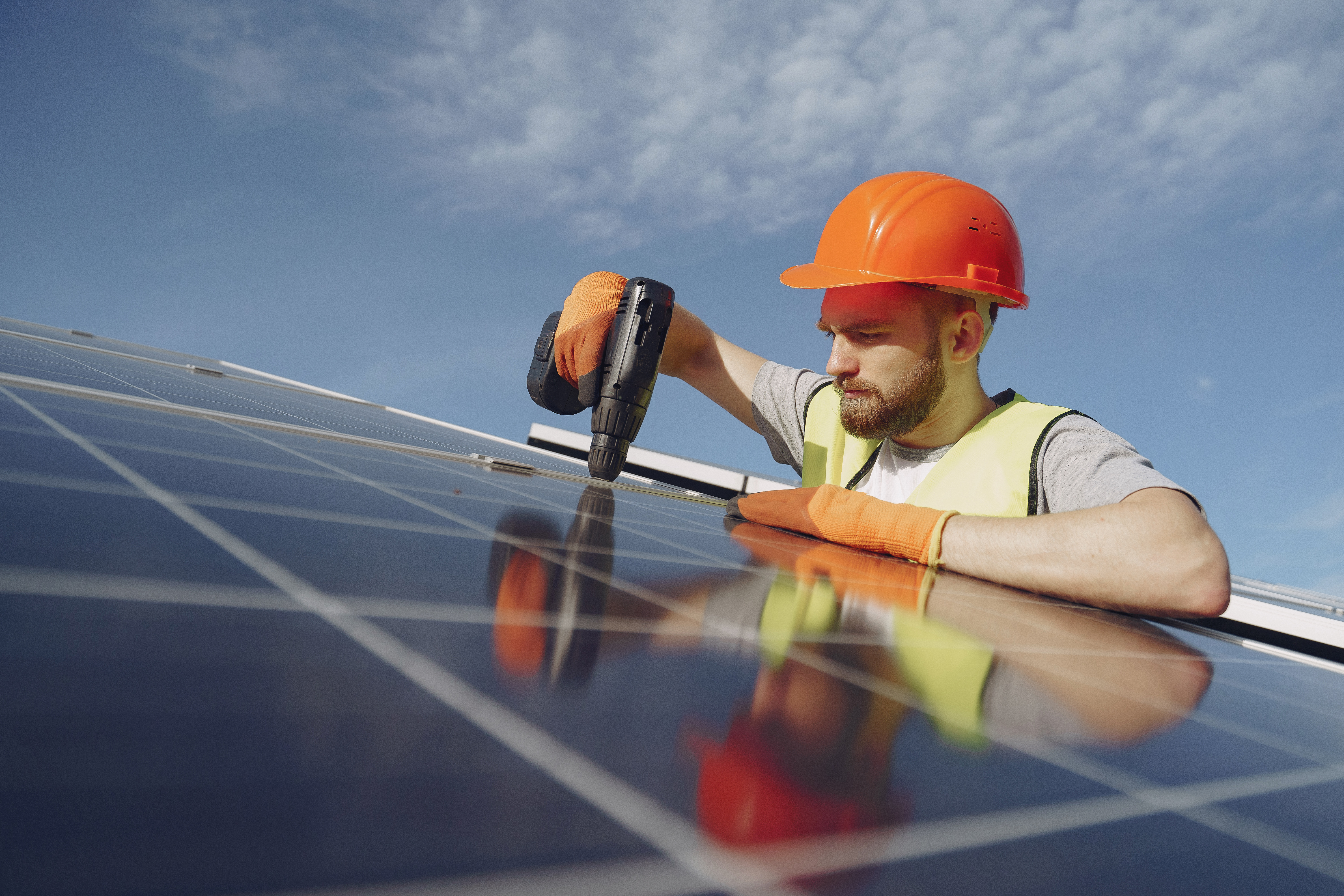 Installation d'un panneau solaire sur un toit